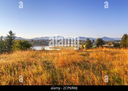 Blick über die Osterseen nach Iffeldorf vor der Benediktenwand und dem Jochberg in den bayerischen Voralpen, Oberbayern, Bayern, Süd Stockfoto