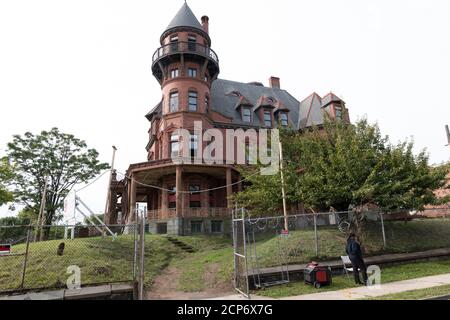 Newark, New Jersey, USA. September 2020. Das historische Krueger-Scott Mansion hat ein viktorianisches Schloss an der Ecke des MLK Boulevard und der Court Street in Newark, New Jersey. Pläne für das Geländer und andere Originalbeschläge bleiben erhalten oder werden gelagert.Makerhoods, eine Stadt- und Wirtschaftsförderungsgesellschaft Neuerfindung Pläne für theÂ 40-roomÂ Herrenhaus, Das von wasÂ Gottfried Krueger, dem Gründer von Newark Â Krueger Brewing companyâ im Jahr 1888 erbaute¯ umfasst Büros für Kleinunternehmer onÂ mit begrenzten Ressourcen, Zugang zu Kapital und Netzwerken sowie Neubau Â ein angrenzendes Grundstück.Â M Stockfoto