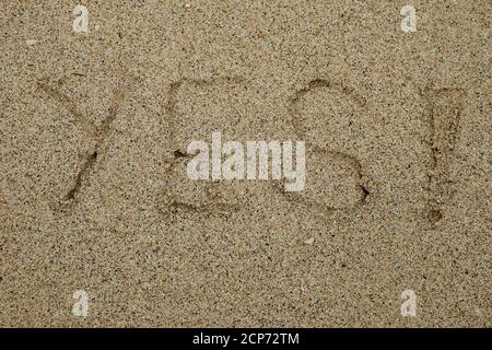 Ja, Konzept, positive Veränderungen im Leben, Wort, geschrieben am Sandstrand Stockfoto