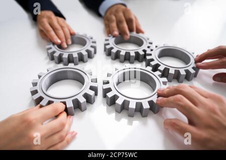 Innovative Geschäftsleute Team Hände Fügen Gears Am Schreibtisch Stockfoto