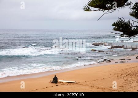 Männliche Surfer auf einem Sydney Strand Übungen und Strecken vor Auf dem Weg zum Surfen im Meer, Sydney, NSW, Australien Stockfoto