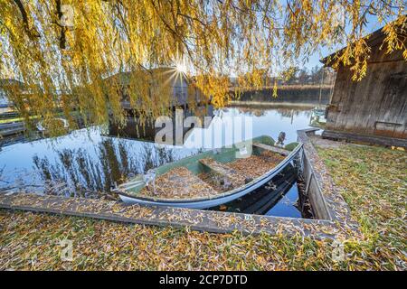 Boot- und Bootshütten am Staffelsee bei Sonnenaufgang, Seehausen am Staffelsee, Blaues Land, Oberbayern, Bayern, Süddeutschland, Deutschland, Europa Stockfoto