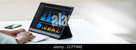 Analyse Von Geschäftsdaten. Finanzberater Mit Analysen Stockfoto