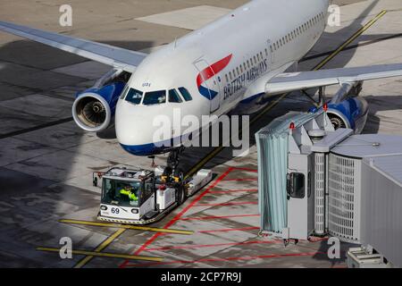 Düsseldorf, Nordrhein-Westfalen, Deutschland - British Airways Flugzeug geparkt am Gate, Düsseldorf International Airport, DUS Stockfoto