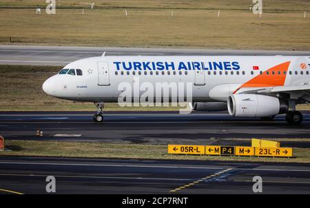 Düsseldorf, Nordrhein-Westfalen, Deutschland - Turkish Airlines Flugzeug, Düsseldorf International Airport, DUS Stockfoto