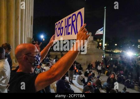 Washington, Usa. September 2020. Ein Mann hält ein Schild mit der Aufschrift "RBG HERO" auf, während Tausende Respekt für die stellvertretende Richter des Obersten Gerichtshofs Ruth Bader Ginsburg auf den Stufen des Obersten Gerichtshofs der Vereinigten Staaten in Washington, DC am Freitag, 18. September 2020 zahlen. Ginsburg starb mit 87 Jahren nach einem Kampf mit Bauchspeicheldrüsenkrebs. Foto von Ken Cedeno/UPI Kredit: UPI/Alamy Live Nachrichten Stockfoto