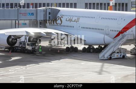 Düsseldorf, Nordrhein-Westfalen, Deutschland - Emirates Airbus A380-800 am Flugsteig geparkt, Düsseldorf International Airport, DUS Stockfoto