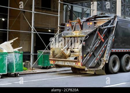 Grüne Müllwagen gefüllt mit Bauschutt Sammler LKW Abfall Mülleimer in Industriefahrzeugen Stockfoto