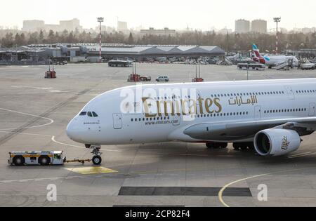 Düsseldorf, Nordrhein-Westfalen, Deutschland - Emirates Airbus A380-800 Flugzeug auf dem Weg zur Start- und Landebahn, Düsseldorf International Airport, DUS Stockfoto