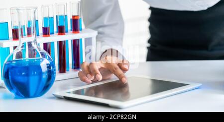 Wissenschaftlerin im Labor arbeiten und Prüfung Biochemie Probe im Reagenzglas. Wissenschaft Technologie Forschung und Entwicklung Studie Konzept. Stockfoto