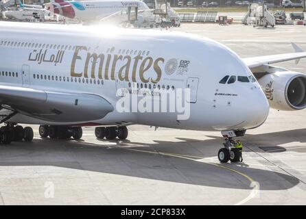 Düsseldorf, Nordrhein-Westfalen, Deutschland - Emirates Airbus A380-800 Flugzeug auf dem Weg zur Start- und Landebahn, Düsseldorf International Airport, DUS Stockfoto