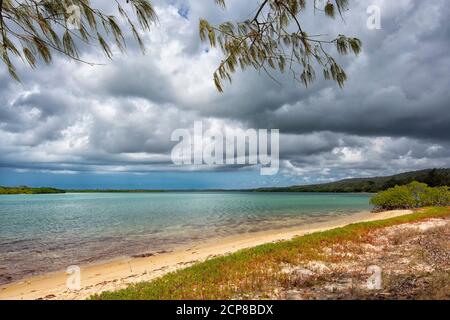 Ominöse vormonsoonale dunkle Wolken in Daliwuy Bay (Binydjarrnga), East Arnhem Land, Northern Territory, NT, Australien Stockfoto