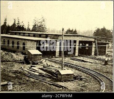 . Die Straßenbahn Zeitschrift . BLICK VON OBEN auf die Straße Rij. Journal GLEISBAU AUF DEN STADTLINIEN VON THEPACIFIC TRACTION COMPANY Bisher wurde an den Terminalarbeiten am eitherend wenig getan. Das Unternehmen besitzt erhebliche Immobilien an Ameri-Can Lake, die es verkauft Sommer Bewohner. Es ist diePolitik der Firma, eine Zunahme der Dauerbewohner zu fördern, die die Linie eher bevormunden, als irgendwelche Vergnügungsmerkmale einer Coney Island Natur atAmerican Lake zu estab-lish. Das Unternehmen verfügt über kein Kraftwerk, da es seinen gesamten Strom bei 600 Volt d. c. vom Seattle-Tacoma Power Comp kauft Stockfoto