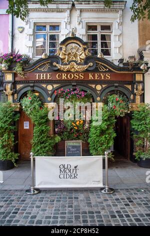 London, Großbritannien. September 2020. Der Pub Cross Keys im Covent Garden.UK Covid-19 Fälle verdoppeln sich nun alle sieben bis acht Tage, Premierminister Boris Johnson erwägt für kurze Zeit nationale Beschränkungen, um das Virus "kurzzuschließen". Mit der zweiten Welle von Covid-19 erwartet, bald Vorschläge einschließlich Schließung oder Beschränkung Restaurants und Bars treffen. Kredit: SOPA Images Limited/Alamy Live Nachrichten Stockfoto