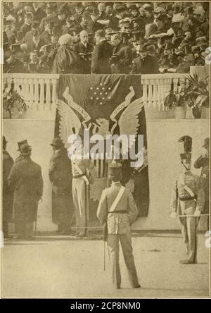 . Roosevelts Afrikareise; die Geschichte seines Lebens, die Reise von New York nach Mombasa, und die Route durch das Herz Afrikas, einschließlich des großen Spiels und anderer wilder Tiere, seltsamer Völker und Länder, die im Laufe seiner Reisen gefunden wurden. TIIEODOKE UUOSEVELT DAS IIUNTEU. • , / 1 II i IlrjOj uy . H. KUU NIMMT DEN ANTRITTSEID ALS PRÄSIDENT die eindrucksvolle Zeremonie fand am 4. März 1905 statt, als Theodore Roosevelt die erste volle Amtszeit antrat, zu der er gewählt wurde. REFORMATOR UND FRIEDENSSTIFTER 73 Ich will predigen, nicht die Lehre der unedlen Leichtigkeit, sondern dieLehre der Straftmütigen Stockfoto