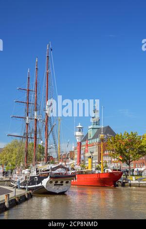 Schiffe in der Ratsdelft in Emden, Ostfriesland, Nordseeküste, Niedersachsen, Norddeutschland, Deutschland, Europa Stockfoto