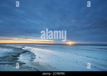 Sonnenaufgang über dem Watt vor Bensersiel, Ostfriesland, Nordseeküste, Niedersachsen, Norddeutschland, Deutschland, Europa Stockfoto