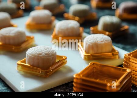 Snowskin Mooncakes mitten im Verpackungsprozess. Platziert auf Golden Plastic Container; bereit zu verschließen und versiegelt Stockfoto