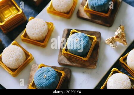 Snowskin Mooncakes mitten im Verpackungsprozess. Platziert auf Golden Plastic Container; bereit zu verschließen und versiegelt Stockfoto