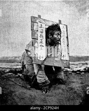 Ein Mann in einem Cangue in Shanghai, um 1890. Ein Cangue oder Tcha ist ein Gerät, das in Ostasien und einigen anderen Teilen Südostasiens bis in die frühen Jahre des 20. Jahrhunderts für öffentliche Demütigungen und körperliche Bestrafung verwendet wurde Stockfoto