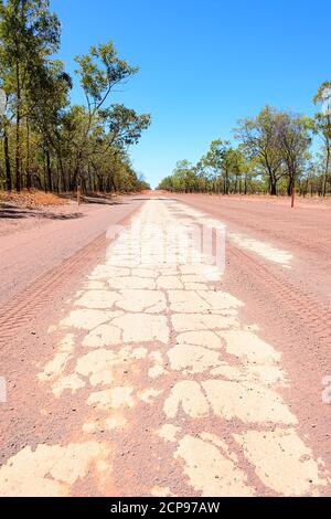 Getrocknete Schlammmuster auf rotem Schmutz auf der abgelegenen Outback Central Arnhem Road, East Arnhem Land, Northern Territory, NT, Australien Stockfoto