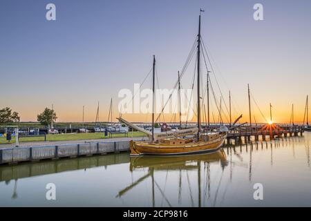 Boote im Hafen von Dierhagen bei Sonnenaufgang, Fischland-Darß-Zingst, Mecklenburg-Vorpommern, Deutschland, Europa Stockfoto