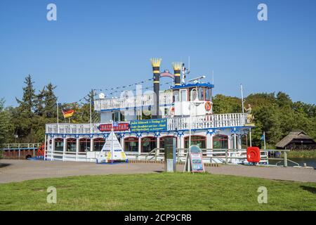 Raddampfer auf dem Prerower Strom in Prerow, Fischland-Darß-Zingst, Mecklenburg-Vorpommern, Deutschland, Europa Stockfoto