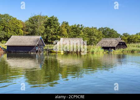 Bootshütten auf dem Prerower Strom in Prerow, Fischland-Darß-Zingst, Mecklenburg-Vorpommern, Deutschland, Europa Stockfoto