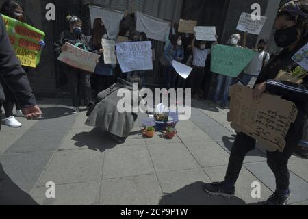 La Paz, La Paz, Bolivien. September 2020. Heute, am 16. September 2020, protestieren Genossenschaftsarbeiter in den Straßen von La Paz, Bolivien, in der Nähe einer anderen Gruppe von Krankenschwestern, die gegen den Nationalen Gesundheitsfonds protestieren (Foto: © Christian LombardiZUMA Wire) Stockfoto