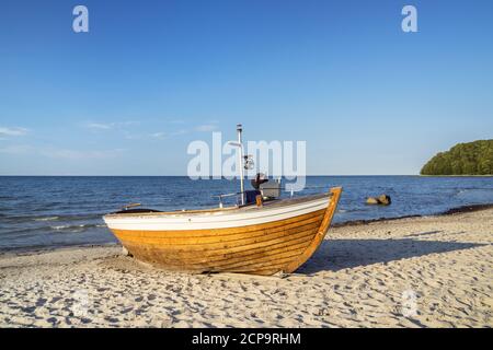 Fischerboot am Strand im Ostseebad Binz, Rügen, Mecklenburg-Vorpommern, Deutschland Stockfoto