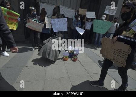 La Paz, La Paz, Bolivien. September 2020. Während die Welt durch das einzige Prisma des COVID 19 beobachtet wird, verschwindet der bolivianische Amazonas weiter. Heute, am 18. September, fand ein Protest von nicht mehr als zehn Personen in völliger allgemeiner Gleichgültigkeit statt. Ein Tropfen Wasser, verschmutzt oder nicht, in einer globalen Wüste (Foto: © Christian LombardiZUMA Wire) Stockfoto