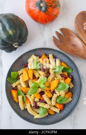 Vegane Herbstnudeln mit Kürbis und schwarzen Bohnen Stockfoto