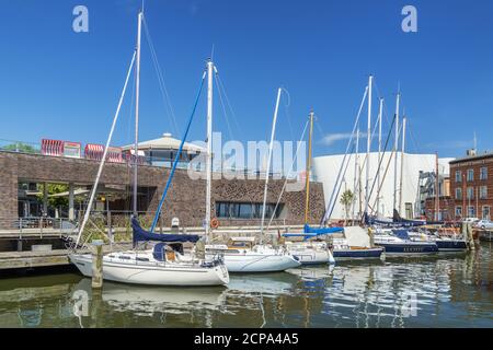 Blick über den Fährkanal zum Ozeaneum auf der Hafeninsel im Hafen von Stralsund, Mecklenburg-Vorpommern, Deutschland Stockfoto