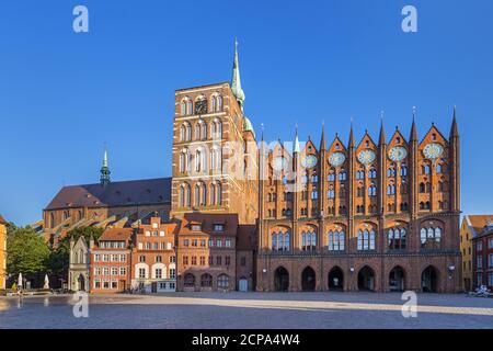 Nikolaikirche und Rathaus in der Hansestadt Stralsund, Mecklenburg-Vorpommern, Deutschland Stockfoto