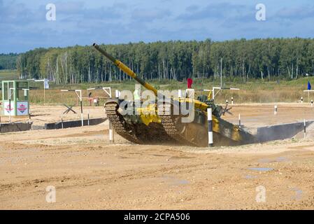 ALABINO, RUSSLAND - 25. AUGUST 2020: T-72B3 Panzer der kasachischen Mannschaft überwindet Hindernis 'Moat'. Fragment der internationalen militärischen Konkurrenz Stockfoto