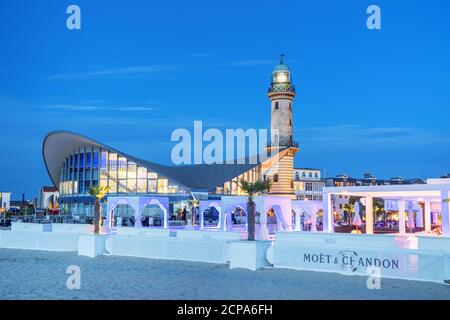 Blick vom Strand auf Leuchtturm und Teepott in Warnemünde, Hansestadt Rostock, Ostseeküste, Mecklenburg-Vorpommern, Nord Stockfoto