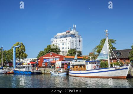 Boote auf dem Alten Strom in Warnemünde, Hansestadt Rostock, Ostseeküste, Mecklenburg-Vorpommern, Norddeutschland, Deutschland, Europa Stockfoto