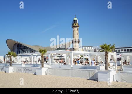 Strandbar vor dem Leuchtturm und Teepott in Warnemünde, Hansestadt Rostock, Ostseeküste, Mecklenburg-Vorpommern, Nord Stockfoto