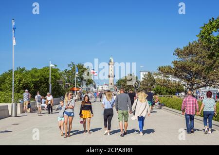 Strandpromenade mit Leuchtturm, Warnemünde, Hansestadt Rostock, Ostseeküste, Mecklenburg-Vorpommern, Norddeutschland, Deutschland, Stockfoto