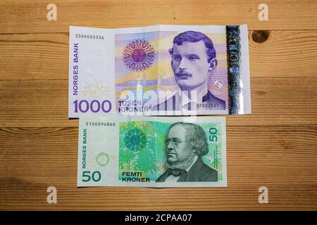 Norwegische Banknoten Kroner 50 und 1000 Geldscheine grün und lila auf dem Tisch. Stockfoto