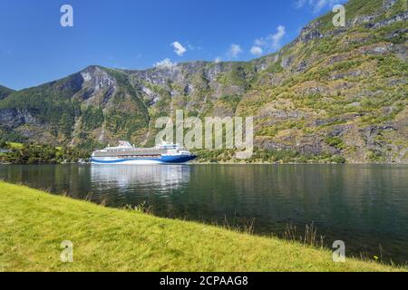 Kreuzfahrtschiff vor Flåm auf dem Aurlandsfjord, einem Nebenfluss des Sognefjords, Sogn Og Fjordane, Norwegen Stockfoto