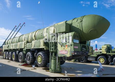 REGION MOSKAU, RUSSLAND - 27. AUGUST 2020: Autonomer Trägerrakete 15U168 des sowjetischen mobilen strategischen Raketenkomplexes 15P158 'Topol' auf der internationalen Stockfoto