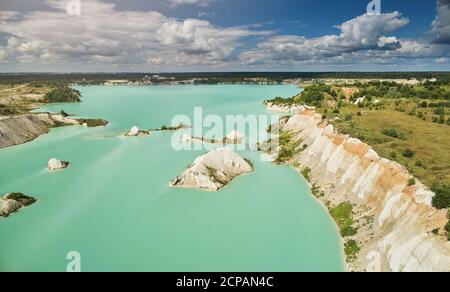 Grünes Wasser in Grubenantenne über der Draufsicht Stockfoto