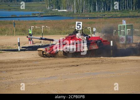 ALABINO, RUSSLAND - 25. AUGUST 2020: Panzer der russischen Mannschaft auf der Tanklager-Biathlon-Strecke. Jährliche Internationale Armeespiele Stockfoto