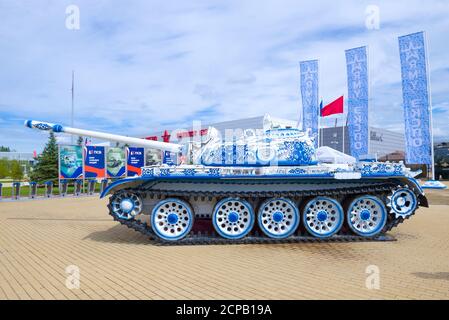 REGION MOSKAU, RUSSLAND - 27. AUGUST 2020: Sowjetischer mittlerer Panzer T-55 auf Gschel am Eingang des Patriot Ausstellungszentrums gemalt Stockfoto