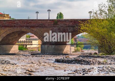 Alte gewölbte Backsteinbrücke in der Stadt Guba, erbaut 1894, Aserbaidschan Reisen Stockfoto