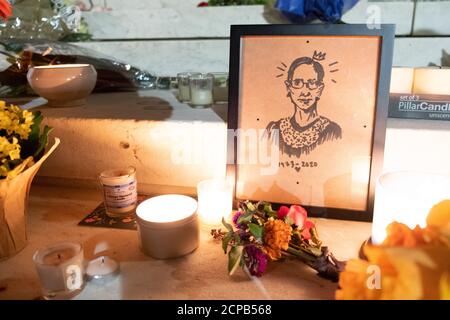 Washington DC, USA. September 2020. Hunderte kamen an den Stufen des Obersten Gerichtshofs der Vereinigten Staaten, um das Leben der Rechtsanwaltskammer Ruth Bader Ginsburg zu feiern. Stockfoto