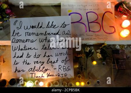 Washington DC, USA. September 2020. Hunderte kamen an den Stufen des Obersten Gerichtshofs der Vereinigten Staaten, um das Leben der Rechtsanwaltskammer Ruth Bader Ginsburg zu feiern. Stockfoto