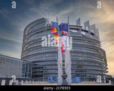 Europäische Flaggen im Wind, Louise Weiss Gebäude, Sitz des Europäischen Parlaments in Straßburg, Frankreich, Europa Stockfoto