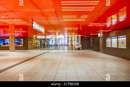 Menschenleerer Keller tagsüber, Zugang zur U-Bahn, Corona-Krise, Marienplatz, München, Oberbayern, Bayern, Deutschland, Europa Stockfoto